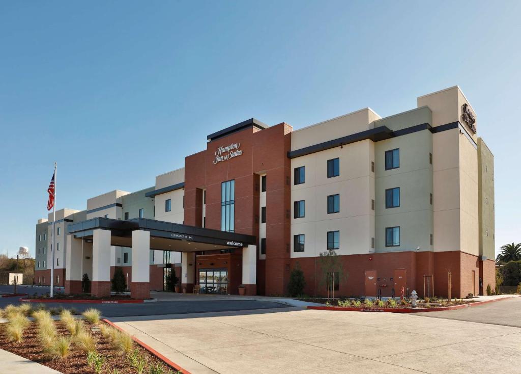 eine Darstellung der Vorderseite eines Hotels in der Unterkunft Hampton Inn & Suites Sacramento at CSUS in Sacramento