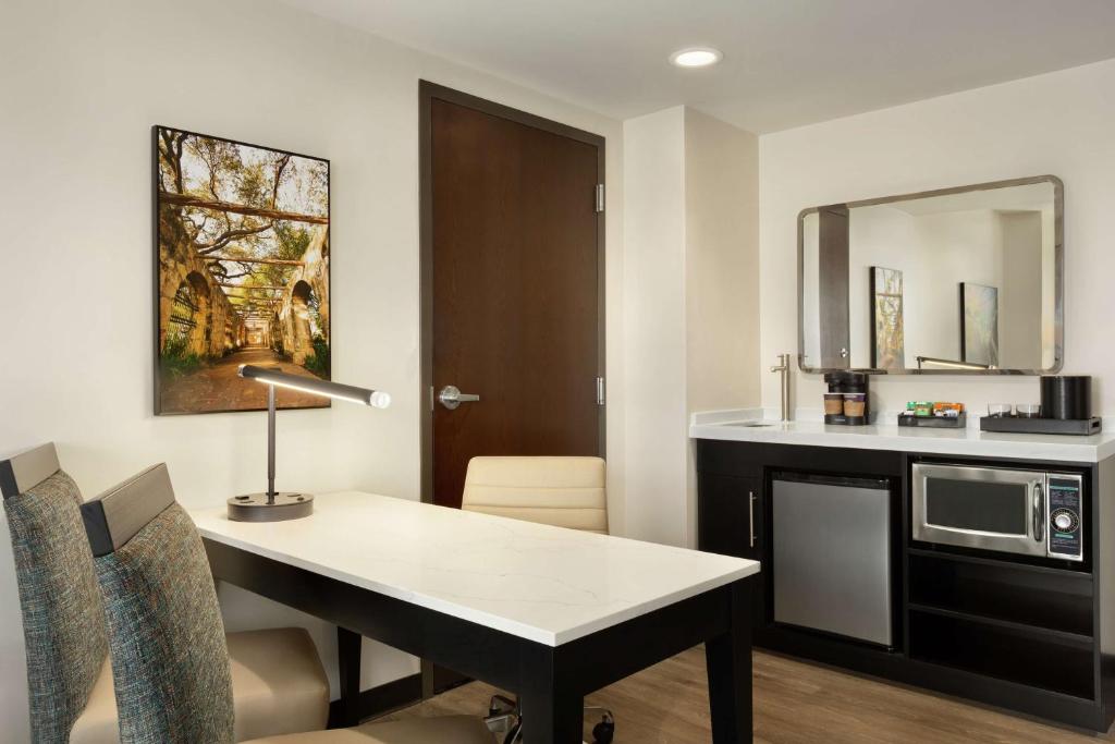 Embassy Suites By Hilton San Antonio Landmark photo
