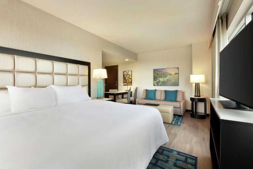 Embassy Suites By Hilton San Antonio Landmark photo