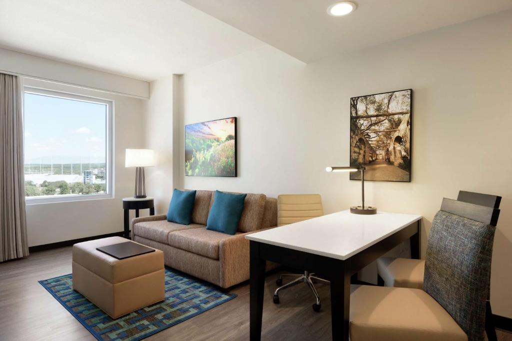Embassy Suites By Hilton San Antonio Landmark photo