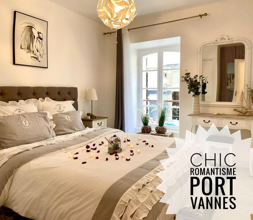Un dormitorio con una cama grande con velas. en Élégance et romantisme au cœur de la ville située sur la place de Lices - Le Port Vannes, en Vannes