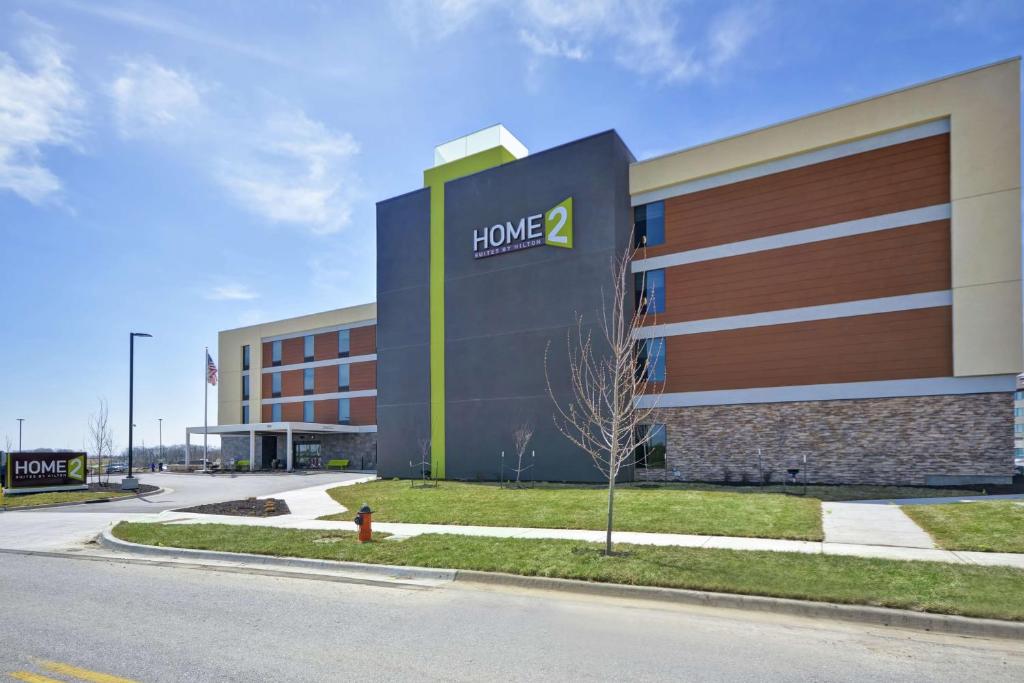 un edificio con un letrero a un lado. en Home2 Suites by Hilton KCI Airport en Kansas City