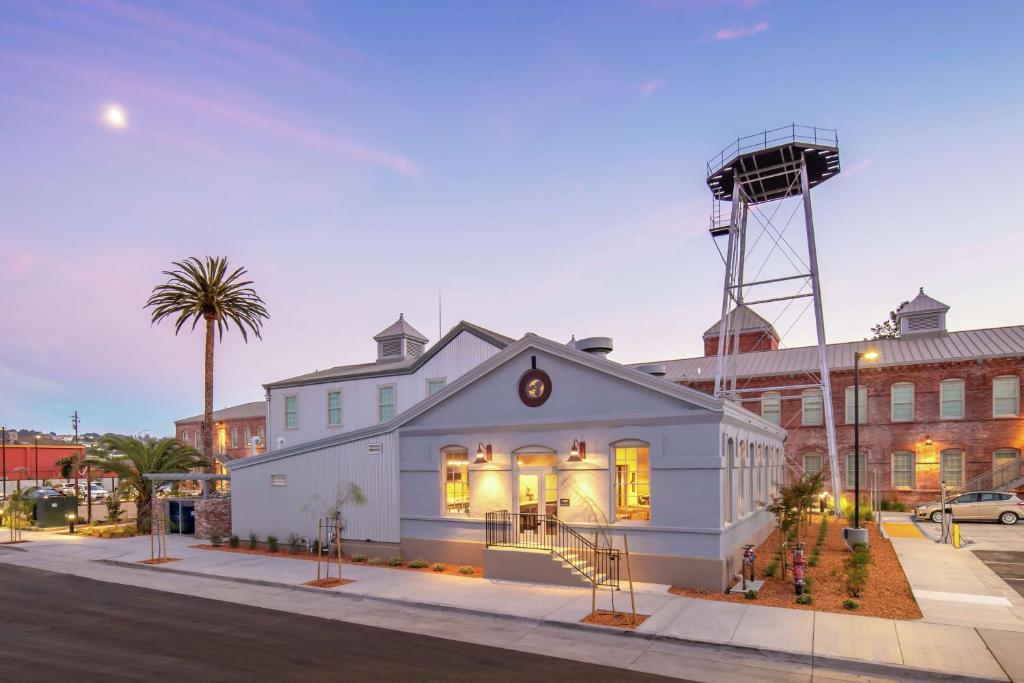 佩塔卢马Hampton Inn Petaluma, Ca的一条有水塔的街道上的白色建筑