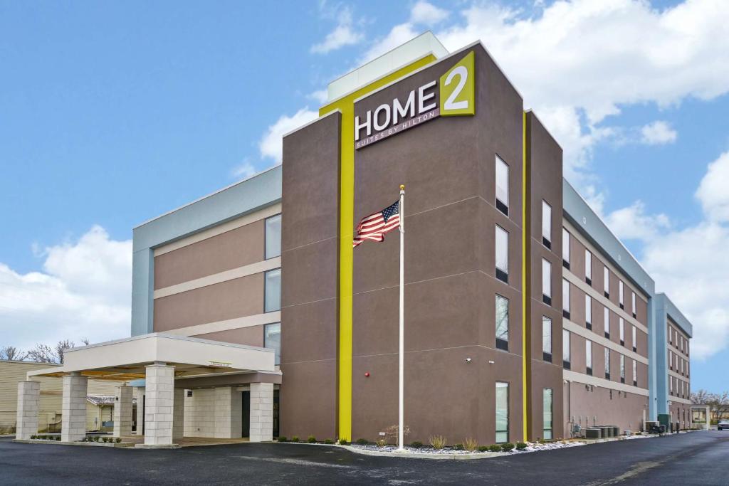 un edificio de oficinas con un cartel que dice hogar en Home2 Suites By Hilton Columbus Airport East Broad en Columbus