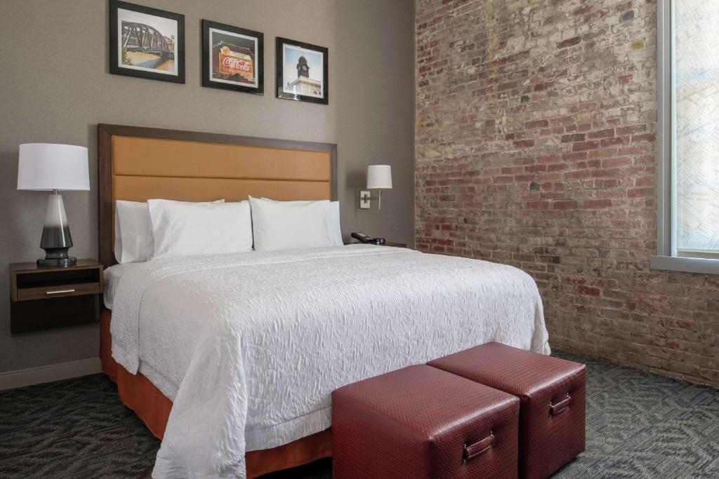 Hampton Inn Petaluma, Ca - King Room - Hearing Accessible - Non-Smoking