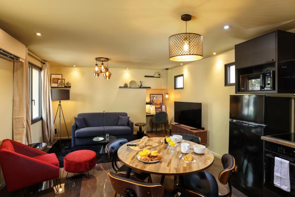 Posezení v ubytování Maison Thérèse by Panorama Locations - SPA privatif