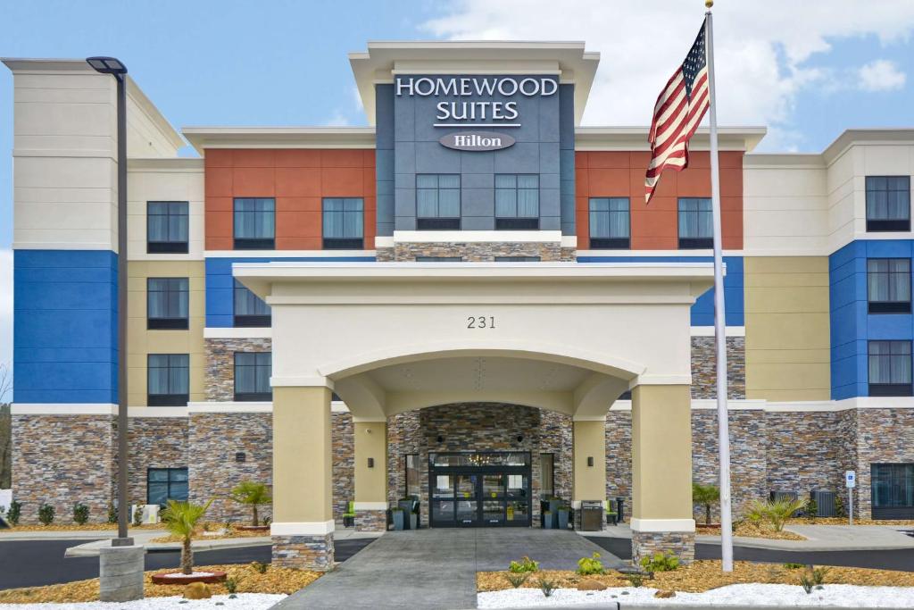 uma imagem da frente do edifício das suites em madeira caseira em Homewood Suites By Hilton Rocky Mount em Rocky Mount