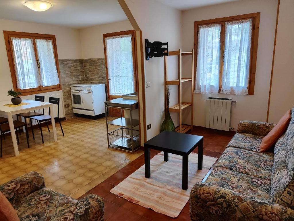 Część wypoczynkowa w obiekcie Alloggio Matrimoniale vicino Asiago (Roana)