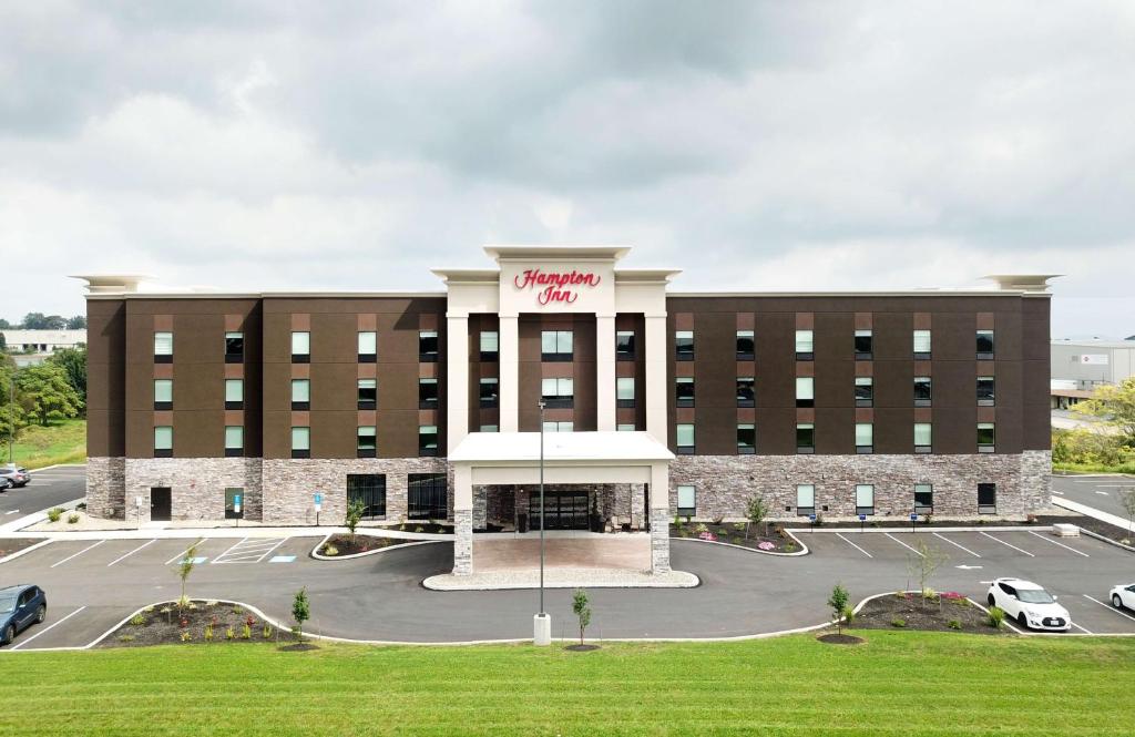 a rendering of the front of a hotel with a parking lot at Hampton Inn Lebanon in Lebanon