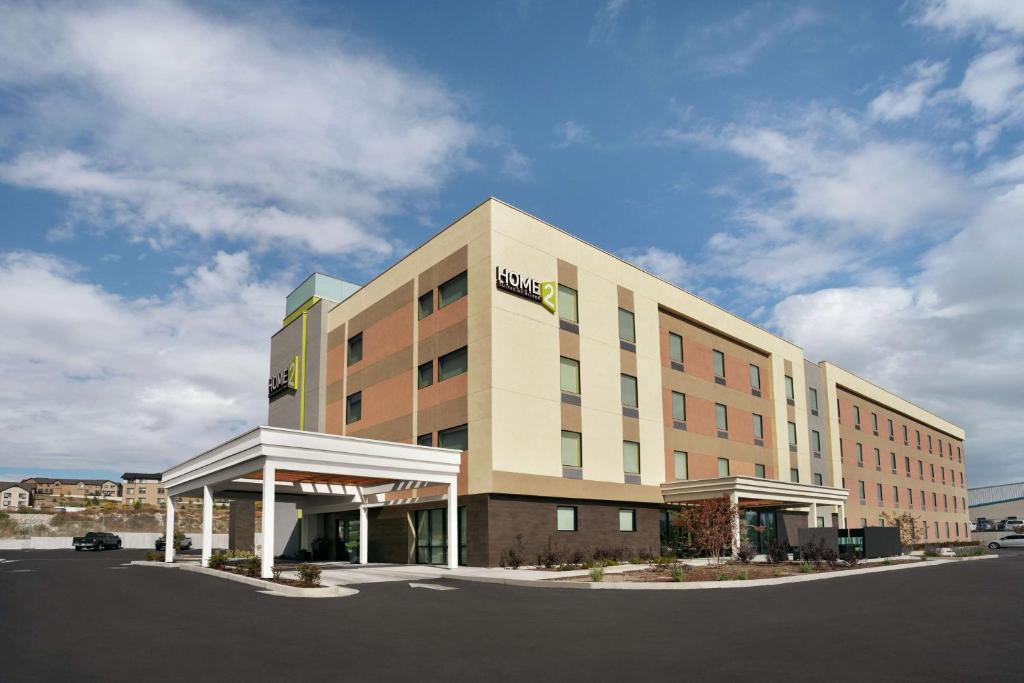 un edificio de hotel con un aparcamiento enfrente en Home2 Suites By Hilton Elko, en Elko