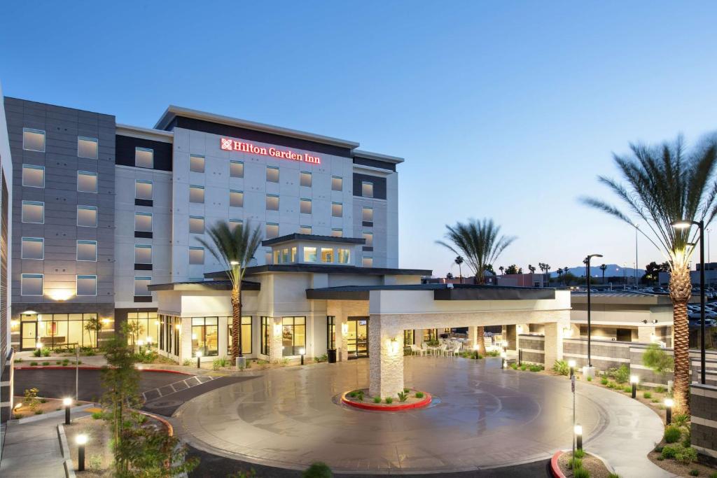 um hotel com palmeiras em frente a um edifício em Hilton Garden Inn Las Vegas City Center em Las Vegas