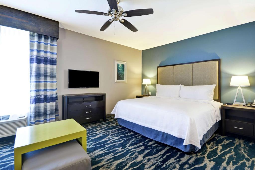 Postel nebo postele na pokoji v ubytování Homewood Suites by Hilton Conroe