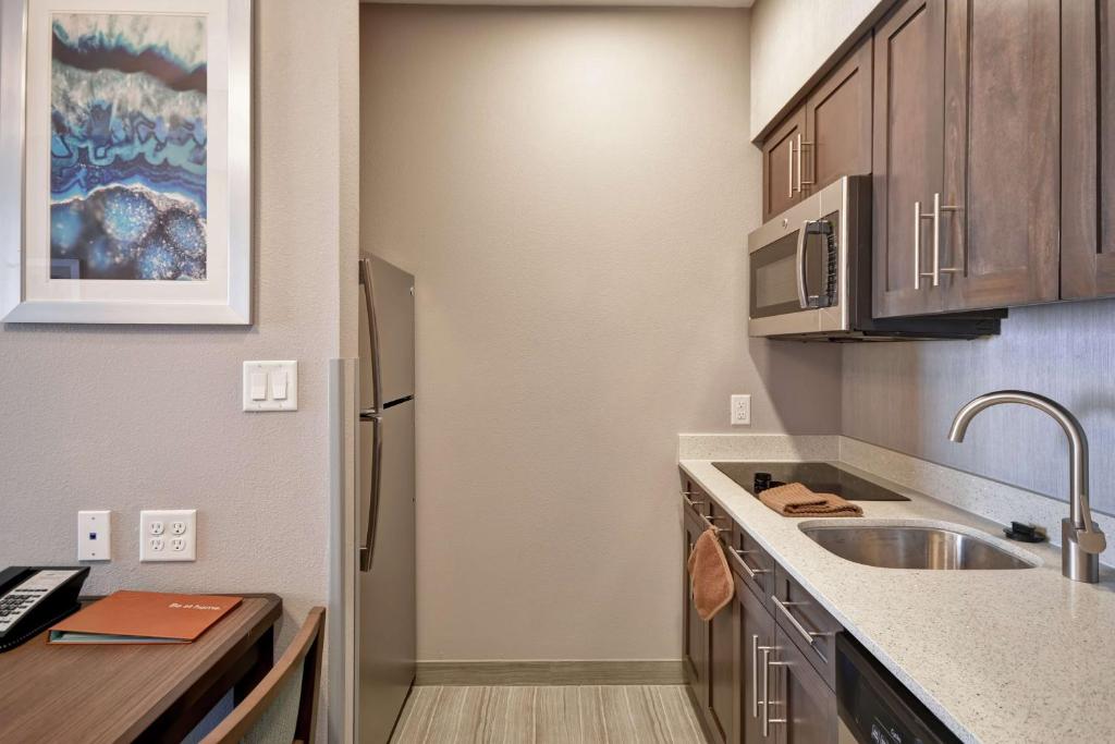 Kuchyň nebo kuchyňský kout v ubytování Homewood Suites by Hilton Conroe