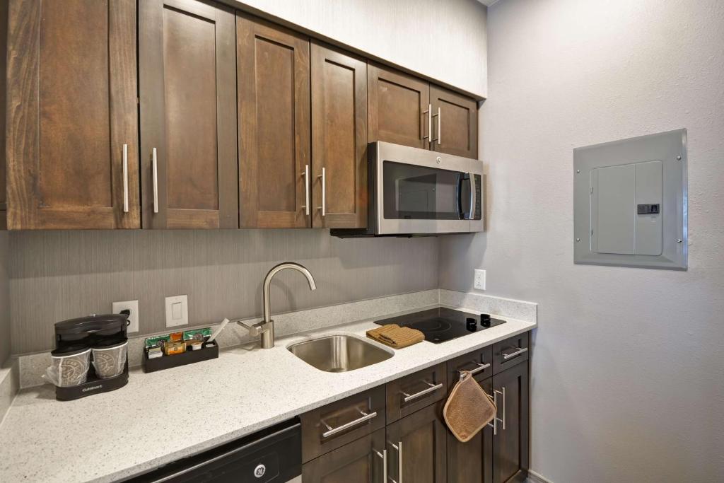 Kuchyň nebo kuchyňský kout v ubytování Homewood Suites by Hilton Conroe