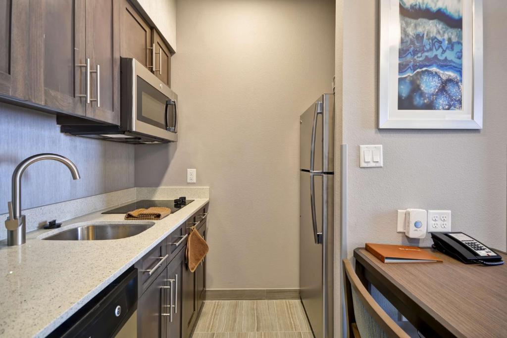 Kuchyň nebo kuchyňský kout v ubytování Homewood Suites by Hilton Conroe