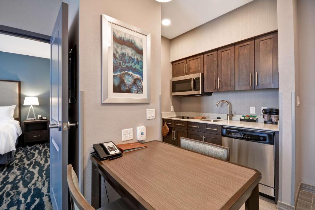Kuchyň nebo kuchyňský kout v ubytování Homewood Suites by Hilton Conroe