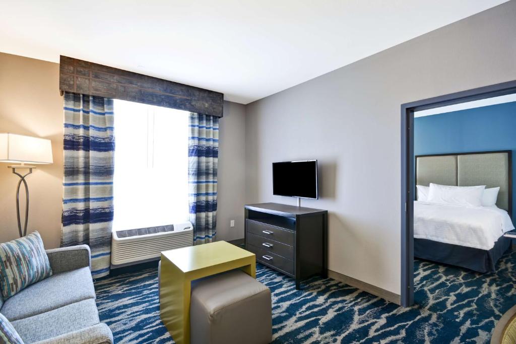 TV a/nebo společenská místnost v ubytování Homewood Suites by Hilton Conroe