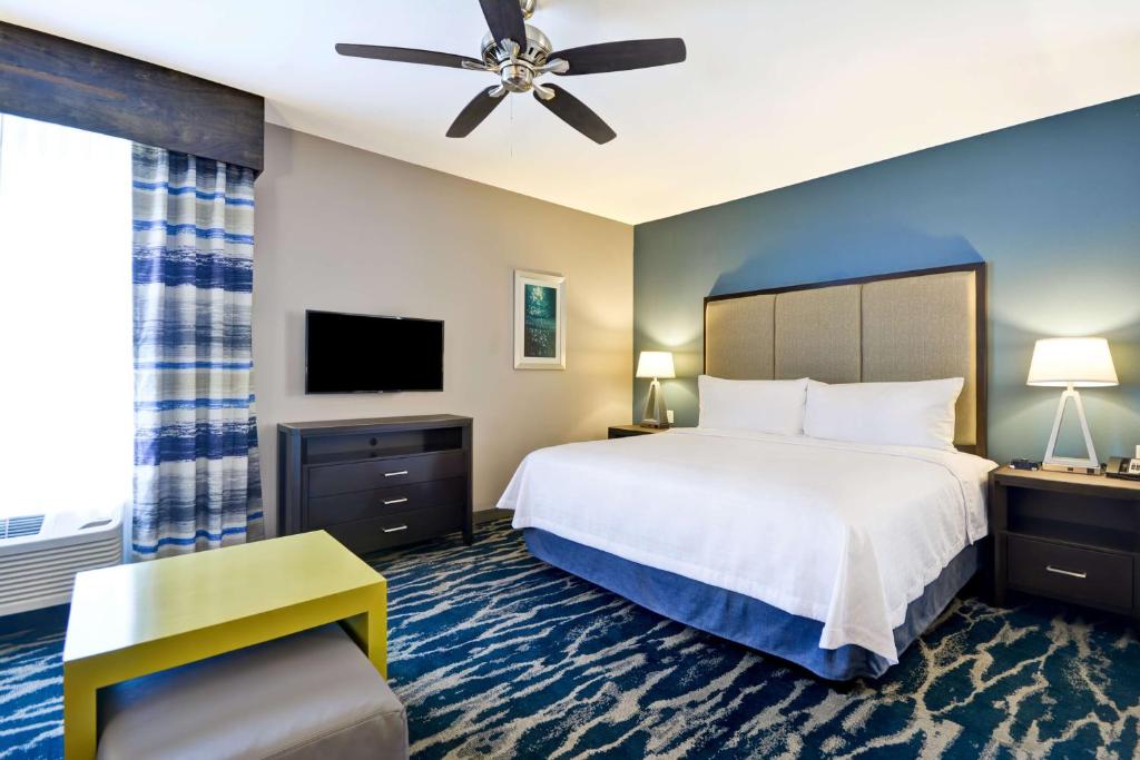 Postel nebo postele na pokoji v ubytování Homewood Suites by Hilton Conroe