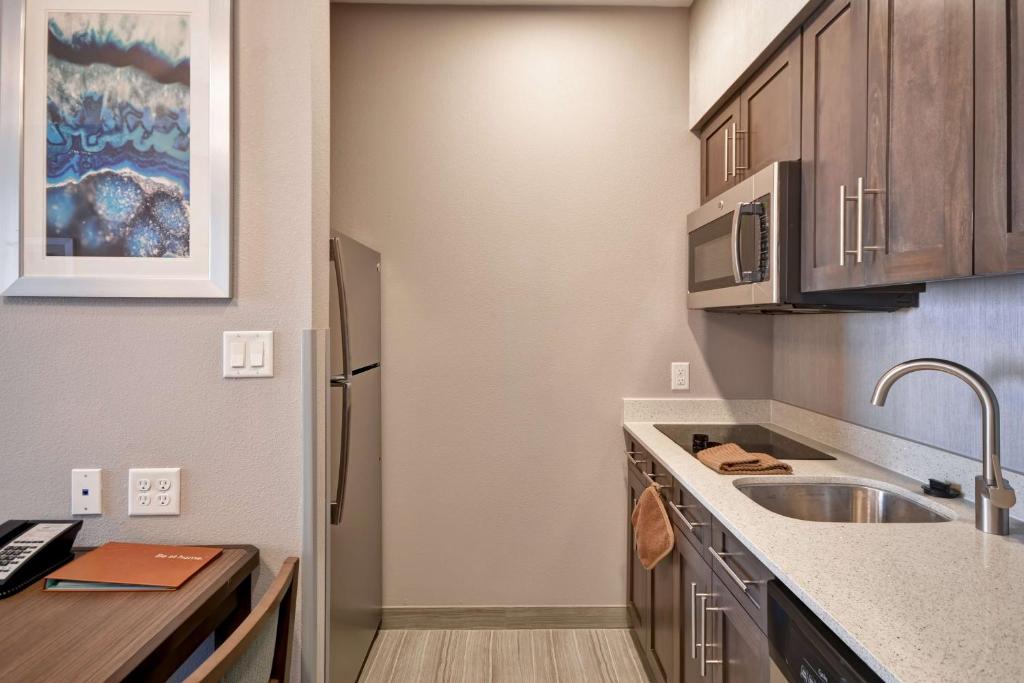 Kuchyň nebo kuchyňský kout v ubytování Homewood Suites by Hilton Conroe