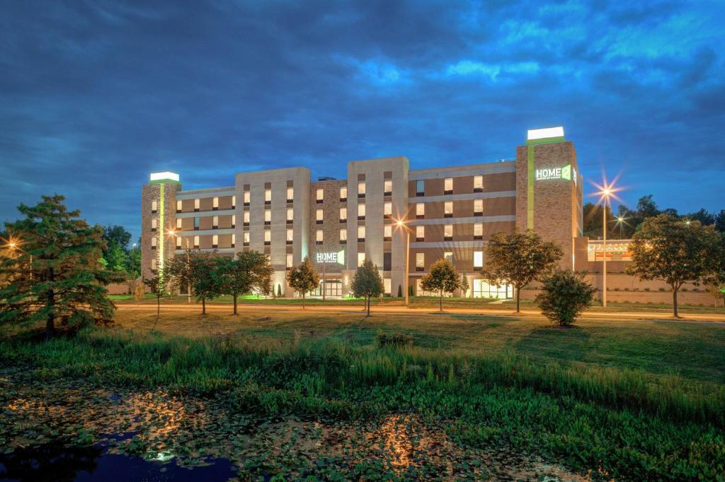 Un gran edificio con un parque enfrente. en Home2 Suites by Hilton Bloomington, en Bloomington