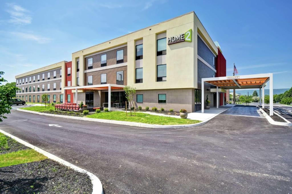 een weergave van een hotel met een parkeerplaats bij Home2 Suites Mechanicsburg in Mechanicsburg