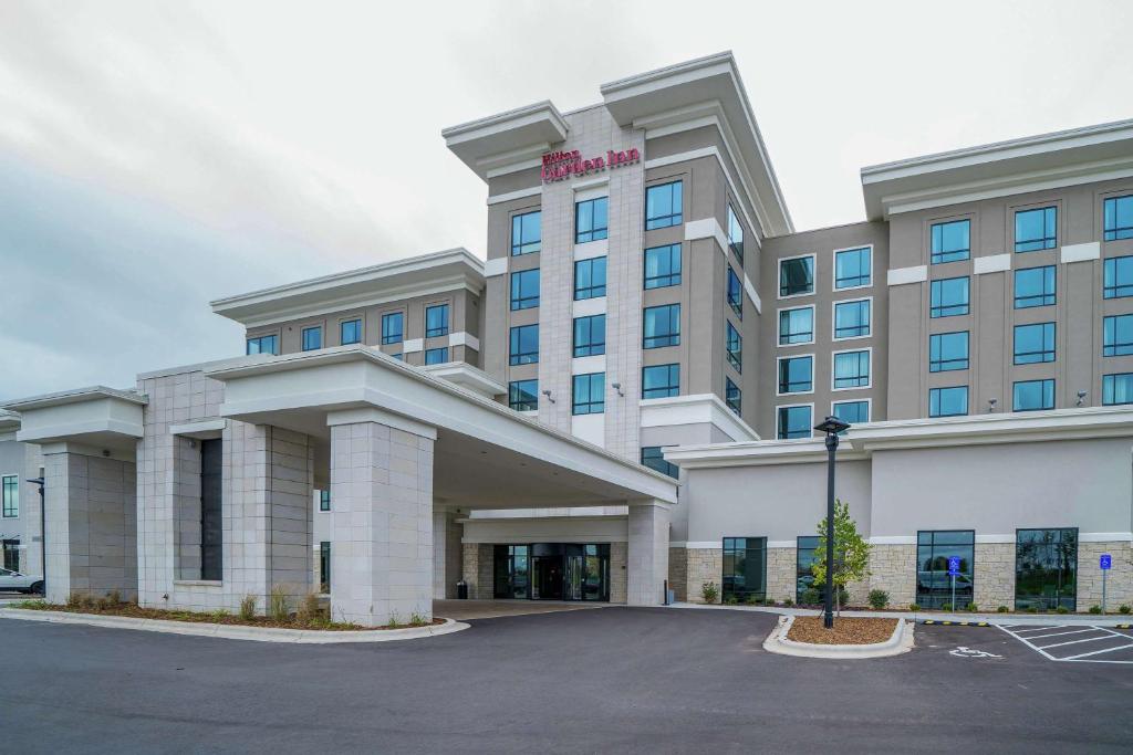 une représentation de l'avant d'un hôtel dans l'établissement Hilton Garden Inn Madison Sun Prairie, à Sun Prairie