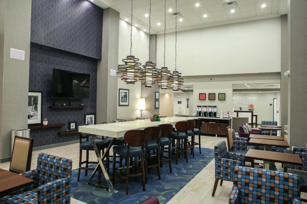 Restaurace v ubytování Hampton Inn & Suites Mount Laurel/Moorestown