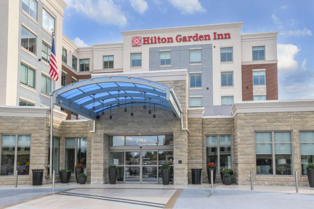 una representación de la entrada a la posada del jardín elgin en Hilton Garden Inn Cincinnati Midtown en Cincinnati
