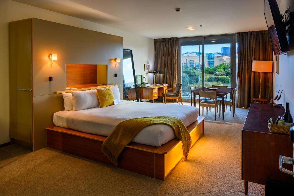 een hotelkamer met een bed en een eetkamer bij Ohtel Wellington in Wellington