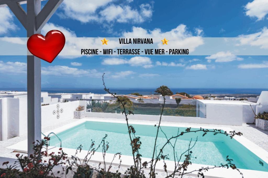 un cartel con un corazón junto a una piscina en Villa Nirvana - Casa Marosenia, en Güime