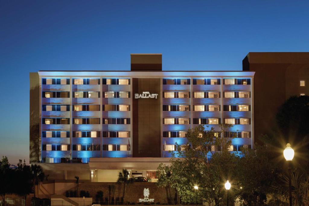 um hotel com luzes azuis em frente a um edifício em Hotel Ballast Wilmington, Tapestry Collection by Hilton em Wilmington