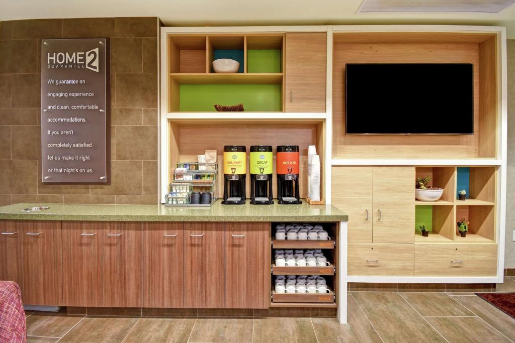 Příslušenství pro přípravu čaje a kávy v ubytování Home2 Suites by Hilton Gilbert