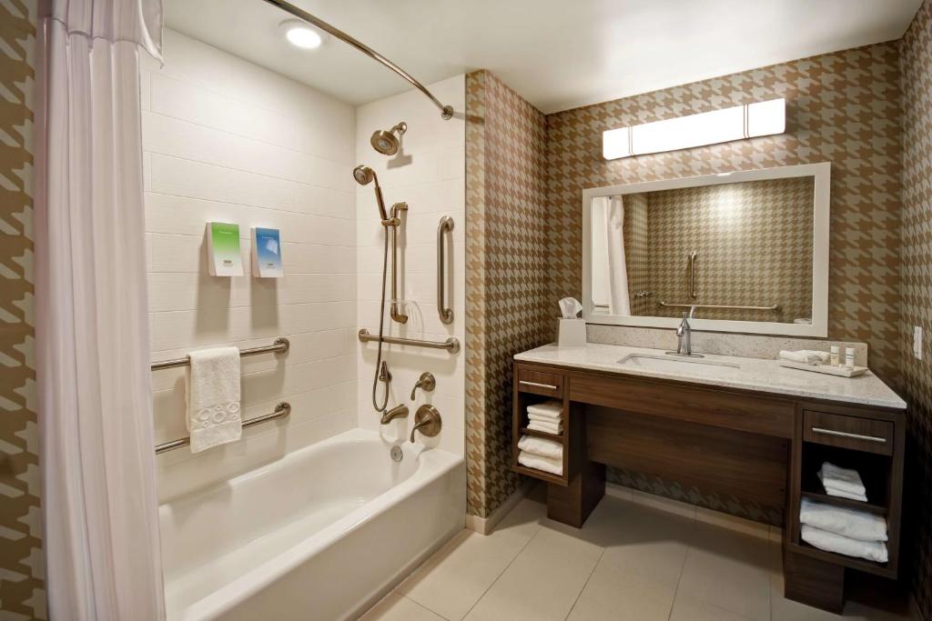 Koupelna v ubytování Home2 Suites by Hilton Gilbert