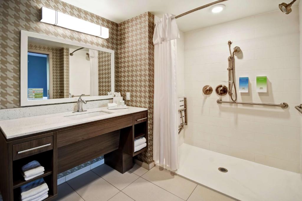 Koupelna v ubytování Home2 Suites by Hilton Gilbert