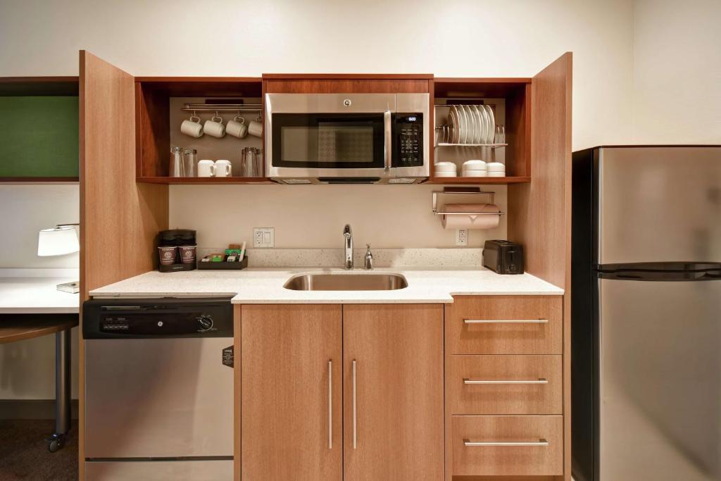 Kuchyň nebo kuchyňský kout v ubytování Home2 Suites by Hilton Gilbert