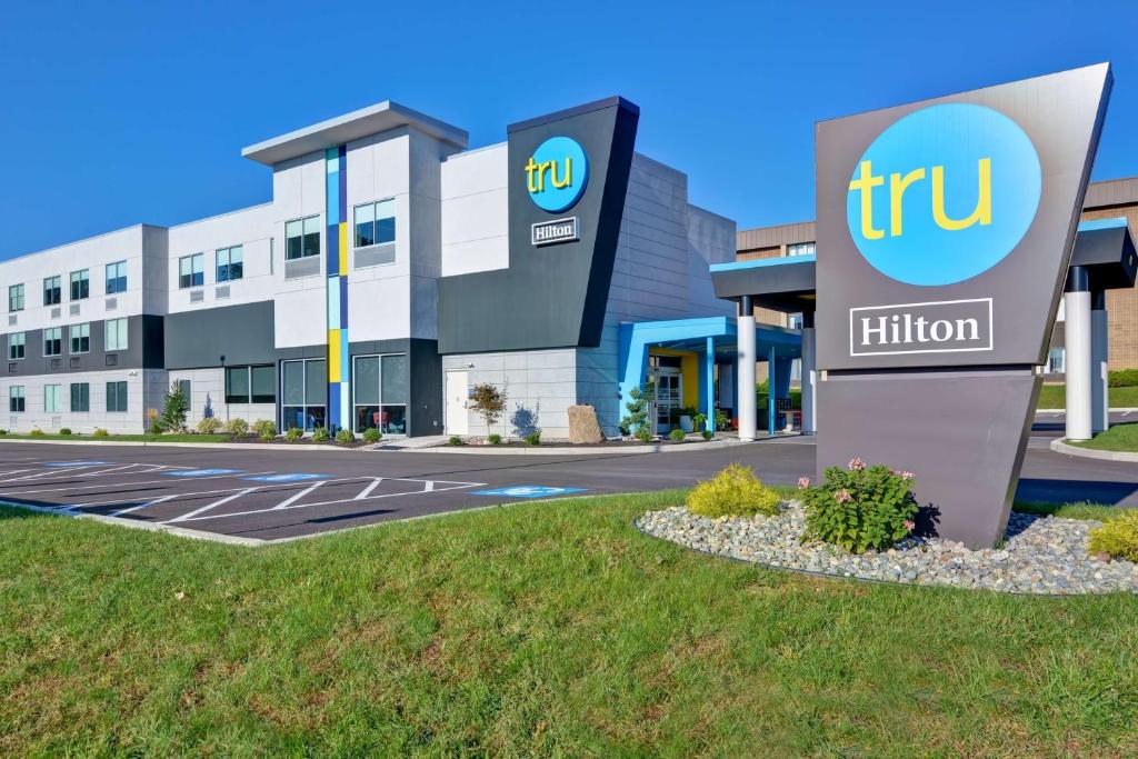 a rendering of a tru hotel exterior at Tru by Hilton Syracuse North Airport Area in Liverpool
