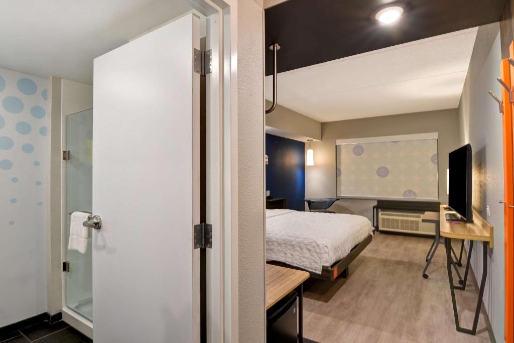 Postel nebo postele na pokoji v ubytování Tru by Hilton Syracuse North Airport Area