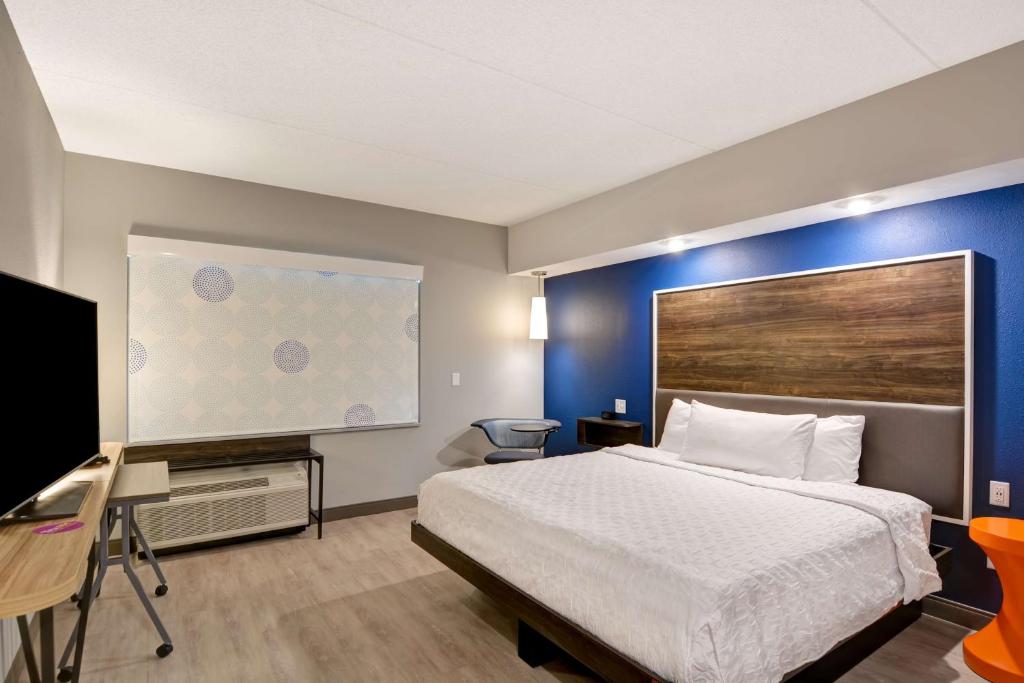 Postel nebo postele na pokoji v ubytování Tru by Hilton Syracuse North Airport Area