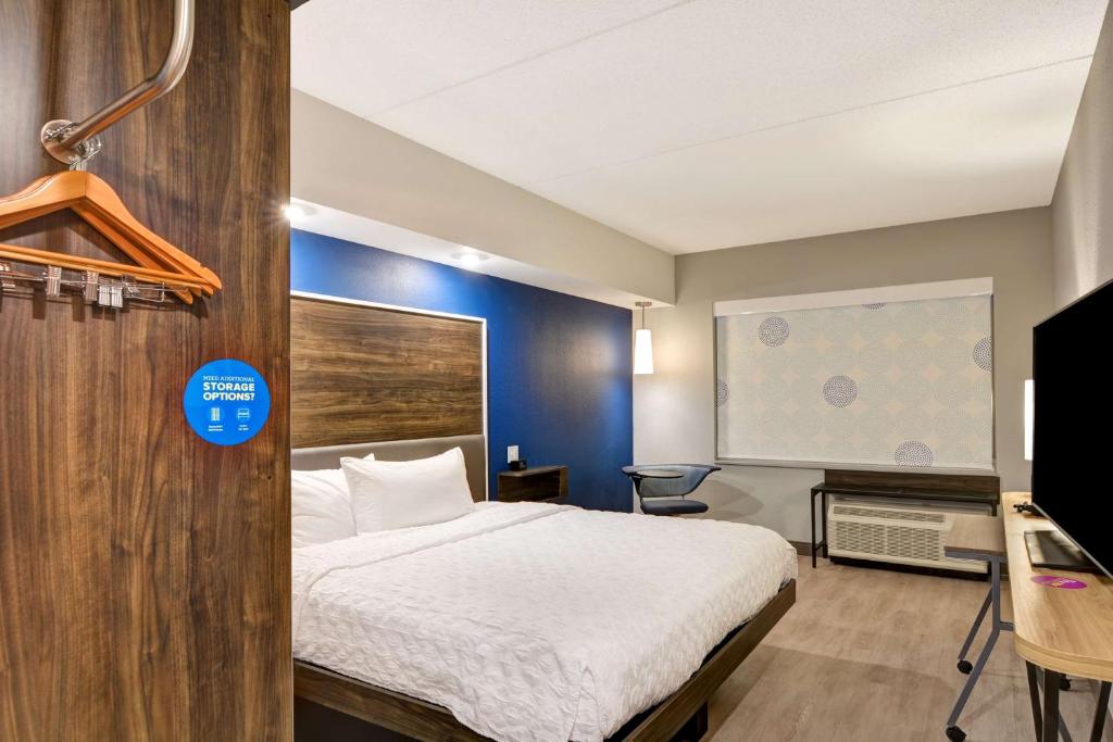 Postel nebo postele na pokoji v ubytování Tru by Hilton Syracuse North Airport Area