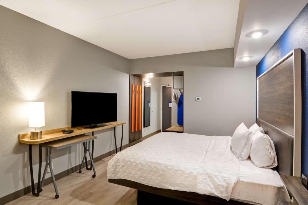 TV a/nebo společenská místnost v ubytování Tru by Hilton Syracuse North Airport Area