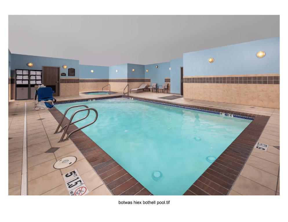 Bazén v ubytování Holiday Inn Express Bothell by IHG nebo v jeho okolí