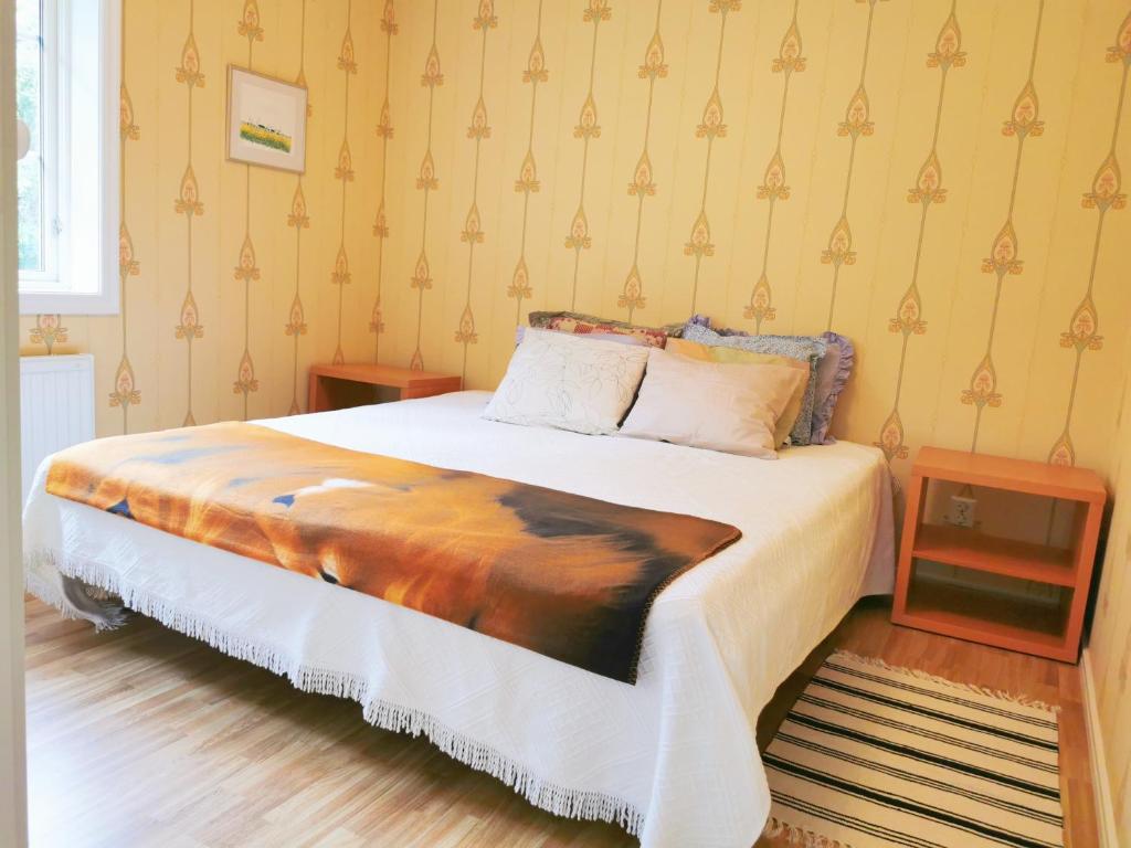 Postel nebo postele na pokoji v ubytování Stugan nära havet
