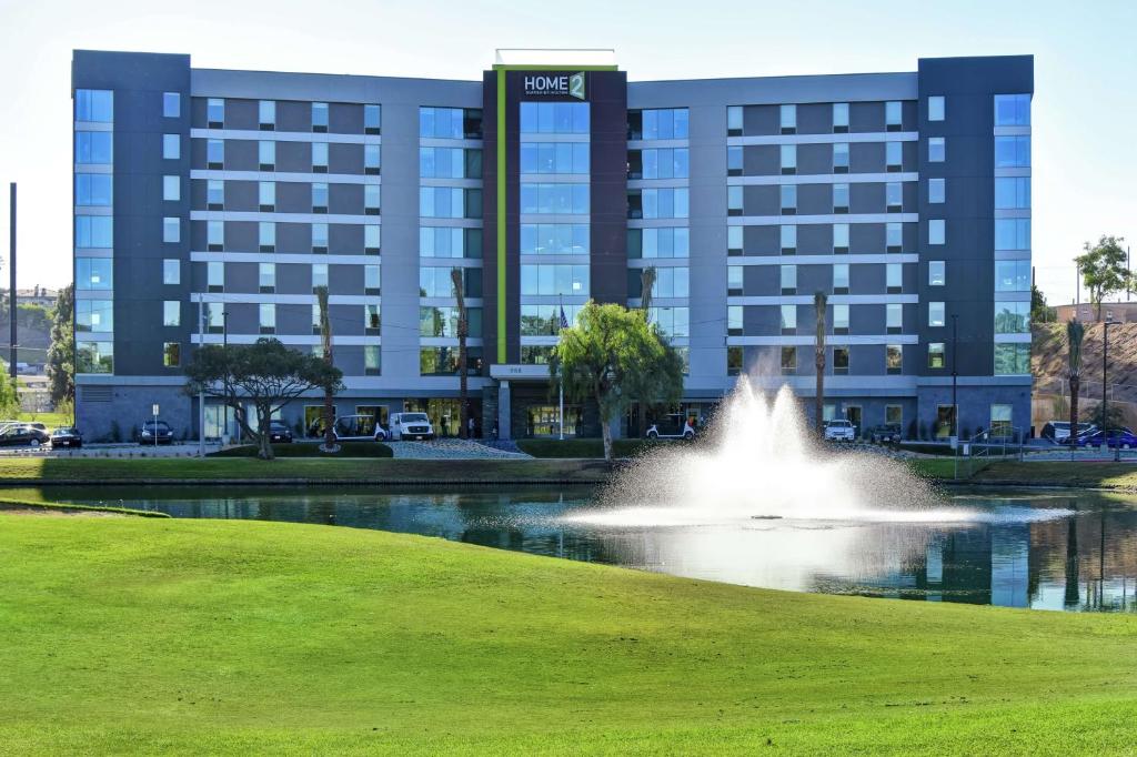 蒙特贝罗Home2 Suites by Hilton Los Angeles Montebello的酒店大楼前的喷泉