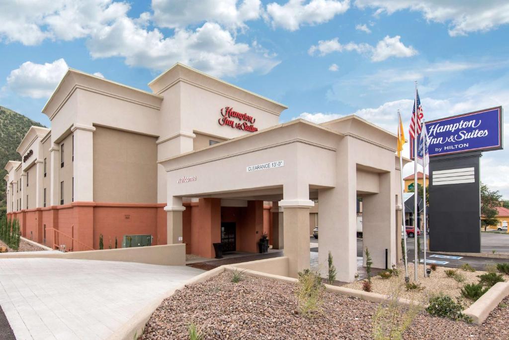 una tienda frente a un edificio con una bandera americana en Hampton Inn & Suites Ruidoso Downs en Ruidoso Downs