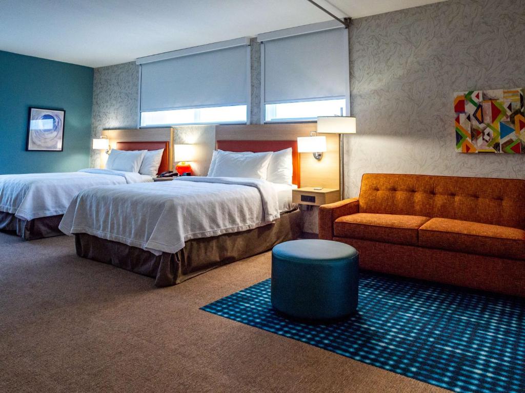 een hotelkamer met 2 bedden en een bank bij Home2 Suites By Hilton Oklahoma City Nw Expressway in Oklahoma City