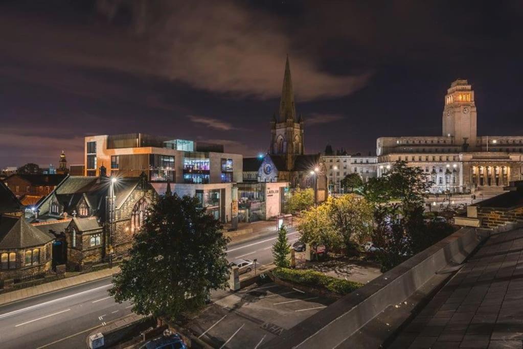 une ville de nuit avec une rue et des bâtiments dans l'établissement Perfect for Professionals & Business Travellers - Leeds City Views - Monthly Offers!, à Leeds