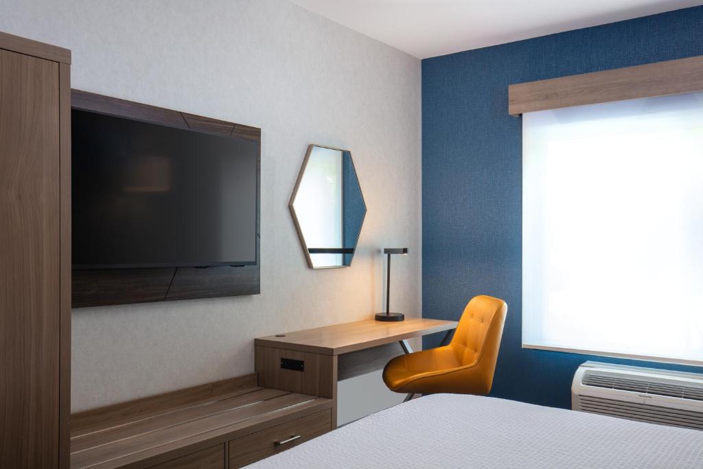 TV a/nebo společenská místnost v ubytování Holiday Inn Express Bothell by IHG
