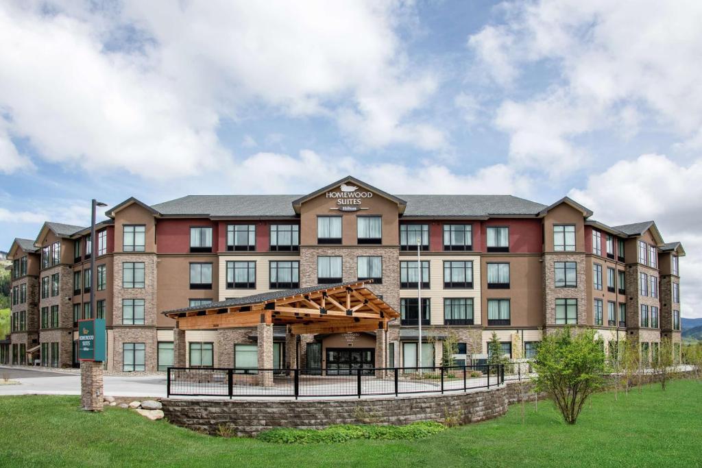 un hôtel avec un grand bâtiment dans l'établissement Homewood Suites By Hilton Steamboat Springs, à Steamboat Springs