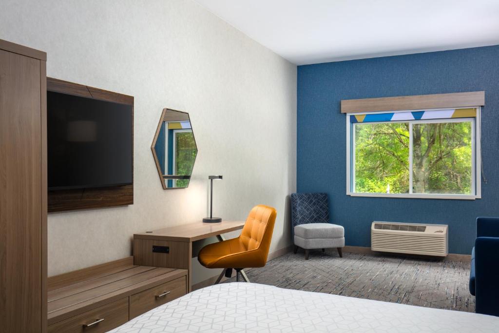 TV a/nebo společenská místnost v ubytování Holiday Inn Express Bothell by IHG