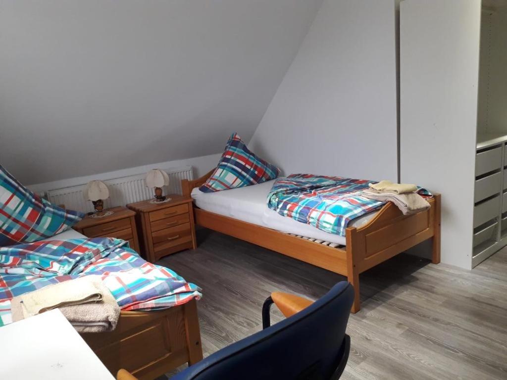 1 dormitorio pequeño con 2 camas y 1 silla en 2 Zimmer Apartment, en Hannover